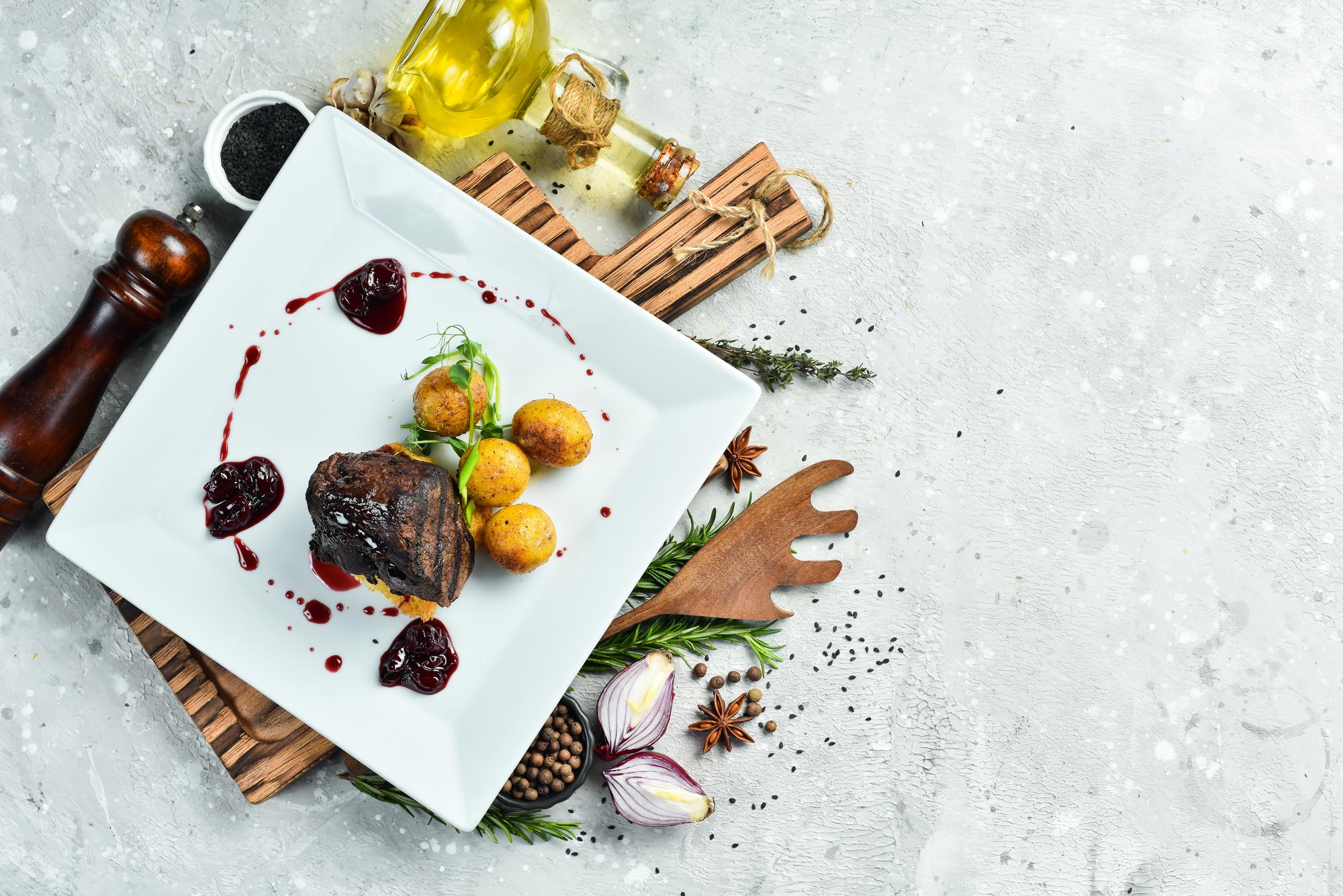 Artystyczne ujęcie degustacji menu degustacyjnego